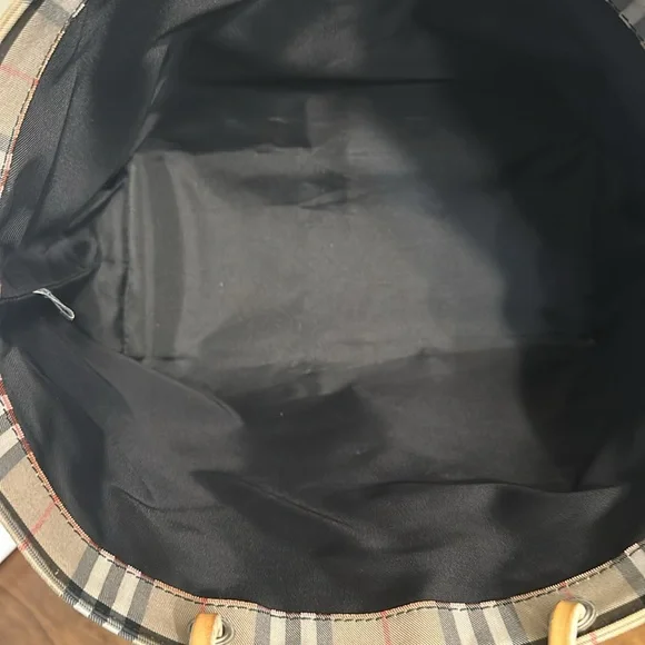Burberry London Tote handbag A beautiful and clean Burberry bag, great condition